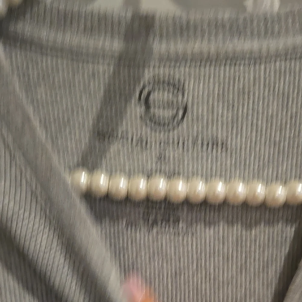Gray Cropped Top with Green Graphic - Picture 3 of 5